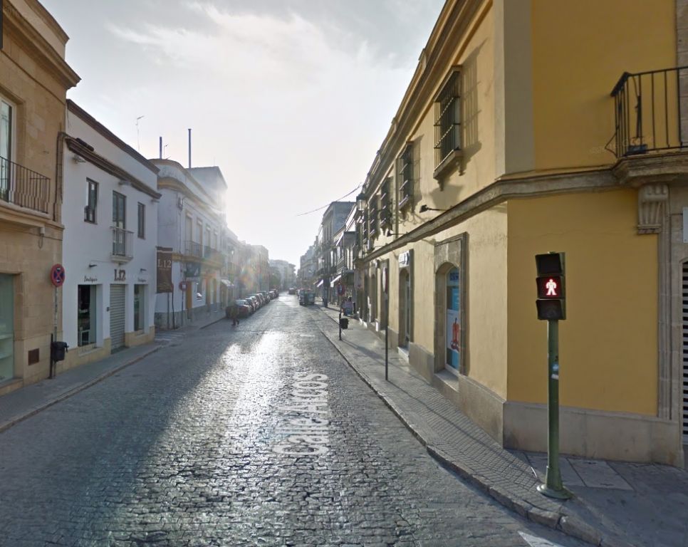 CASA REFORMADA EN EL CENTRO DE 500M2 DISPONE DE DOS LOCALES.