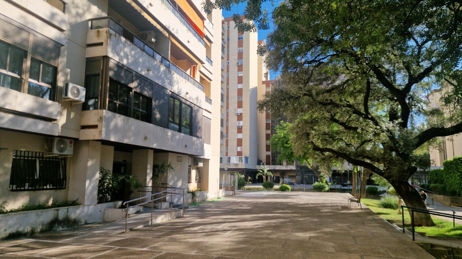 Piso con garaje de 4 dormitorios en Urbanización El Bosque.