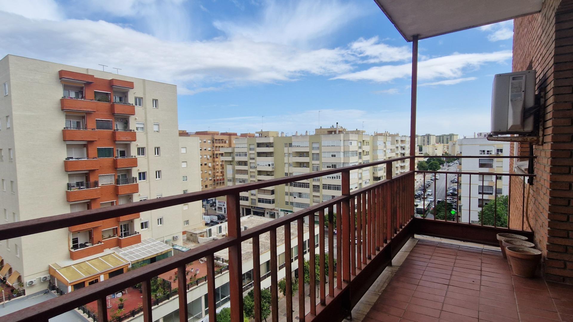 Amplio piso con garaje y terraza junto a Plaza Madre de Dios