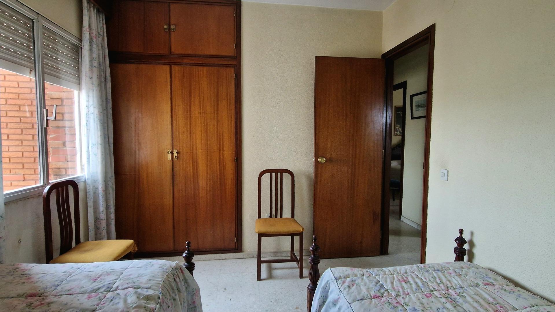 Amplio piso con garaje y terraza junto a Plaza Madre de Dios