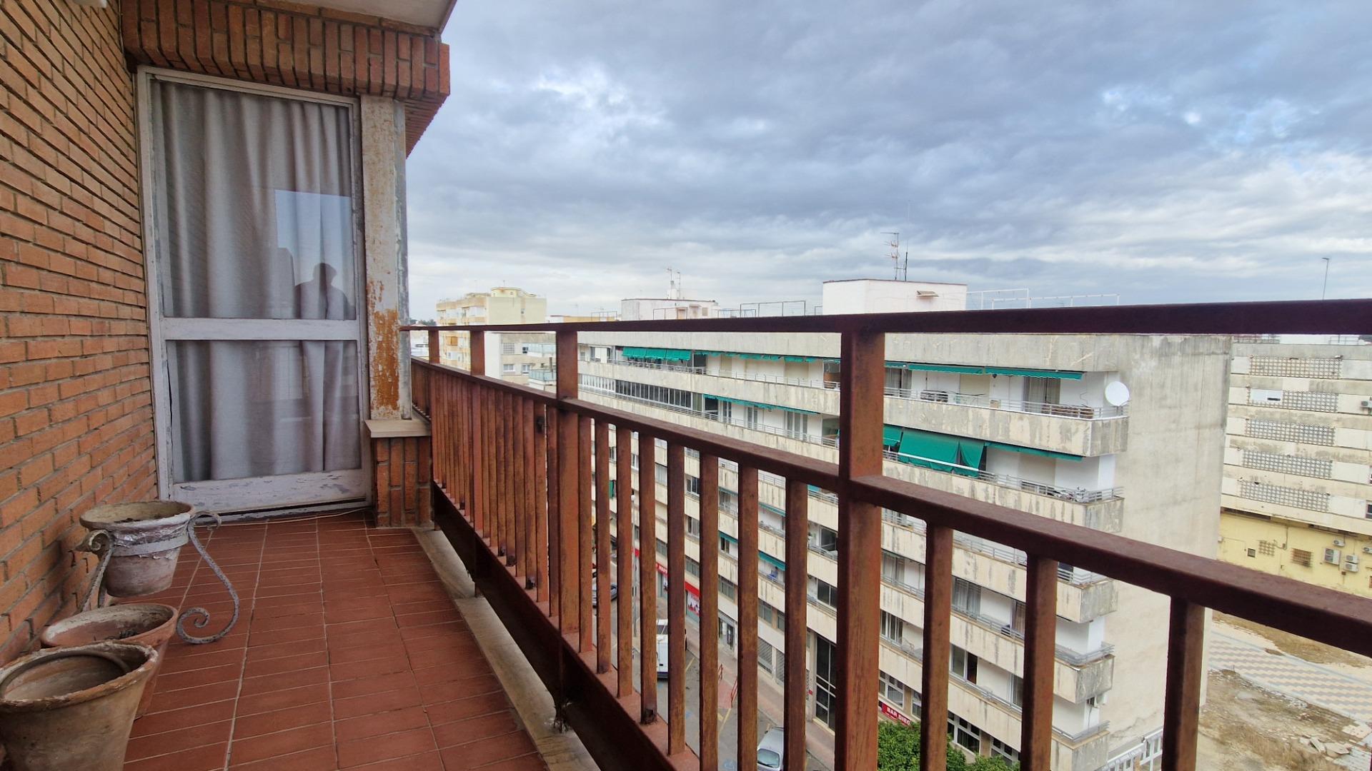 Amplio piso con garaje y terraza junto a Plaza Madre de Dios