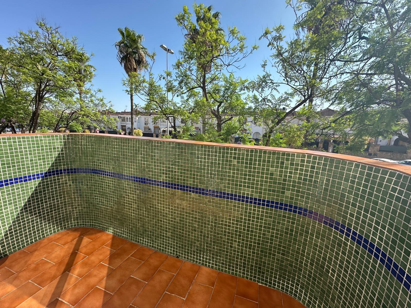 AMPLIO PISO CON PATIO Y TERRAZA EN AVENIDA PUERTA DEL SUR