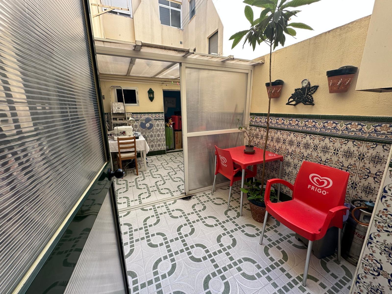AMPLIO PISO CON PATIO Y TERRAZA EN AVENIDA PUERTA DEL SUR