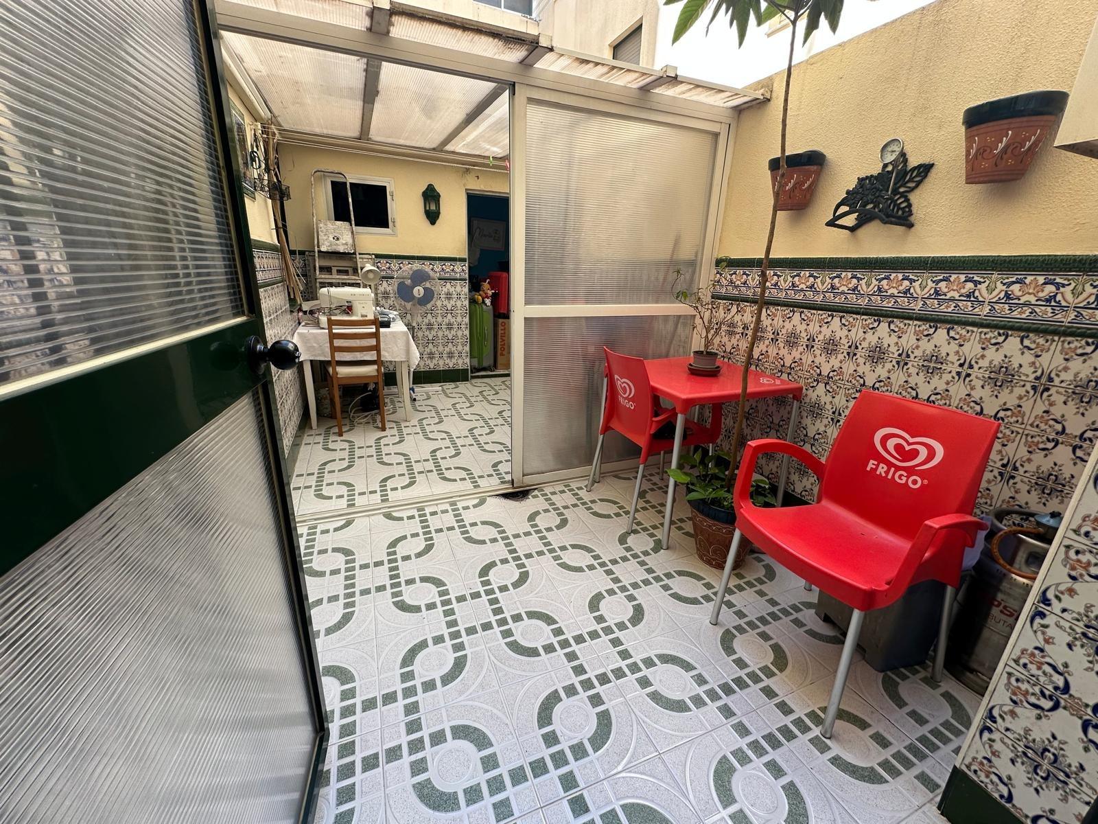 AMPLIO PISO CON PATIO Y TERRAZA EN AVENIDA PUERTA DEL SUR