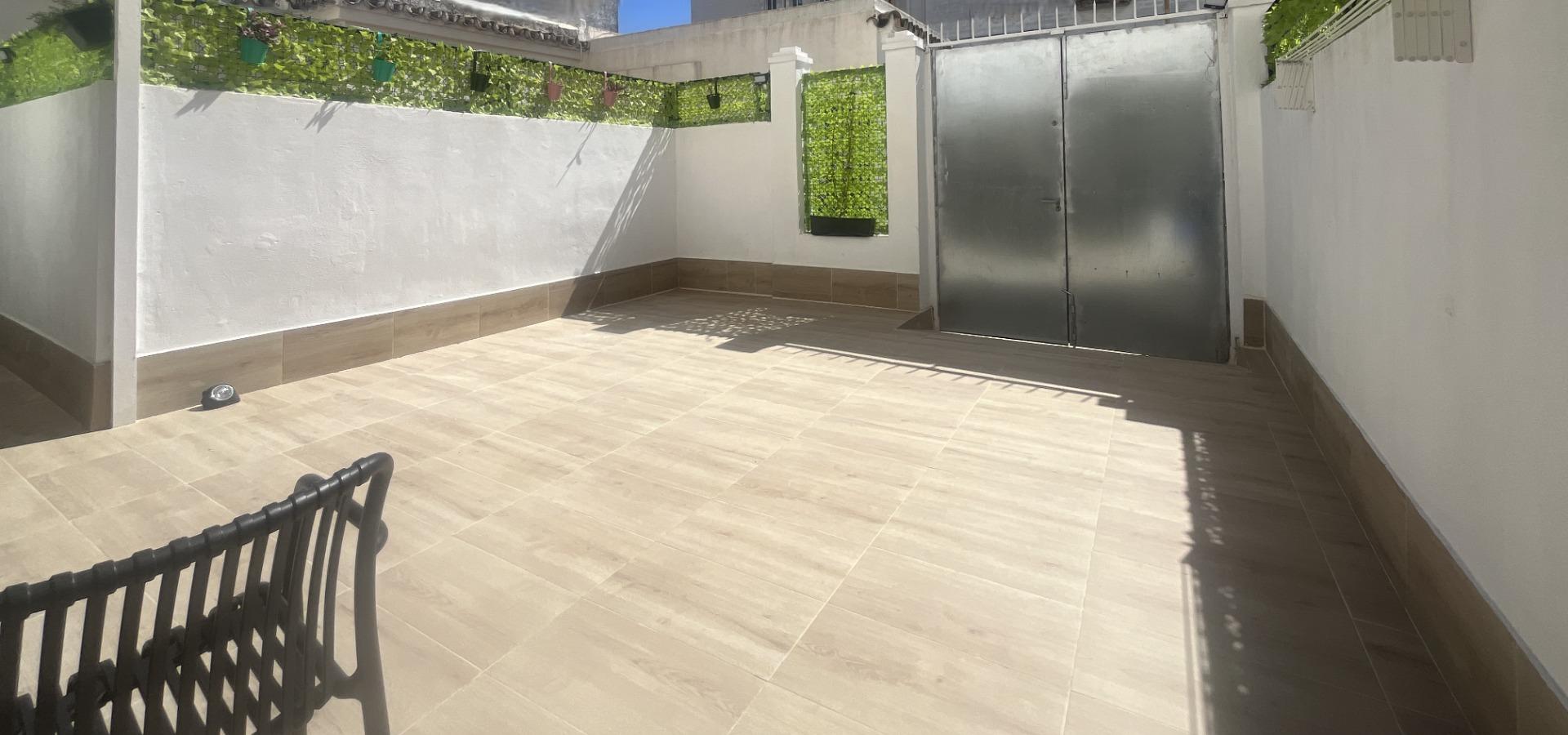 BAJO RECIEN REFORMADO EN LA PLATA CON PATIO