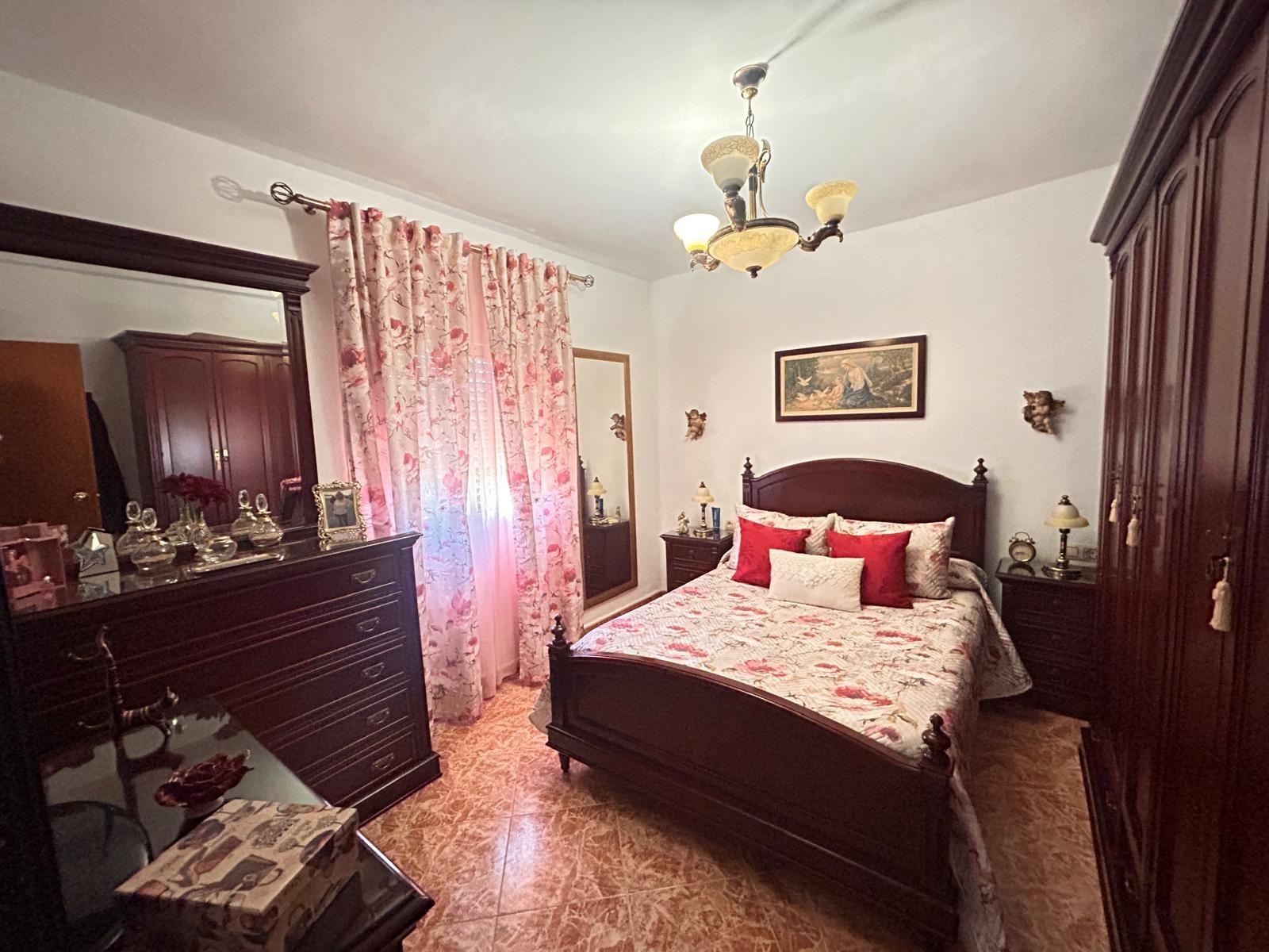 ¡CASA PARA ENTRAR A VIVIR CON TERRENO DE 1800M2!