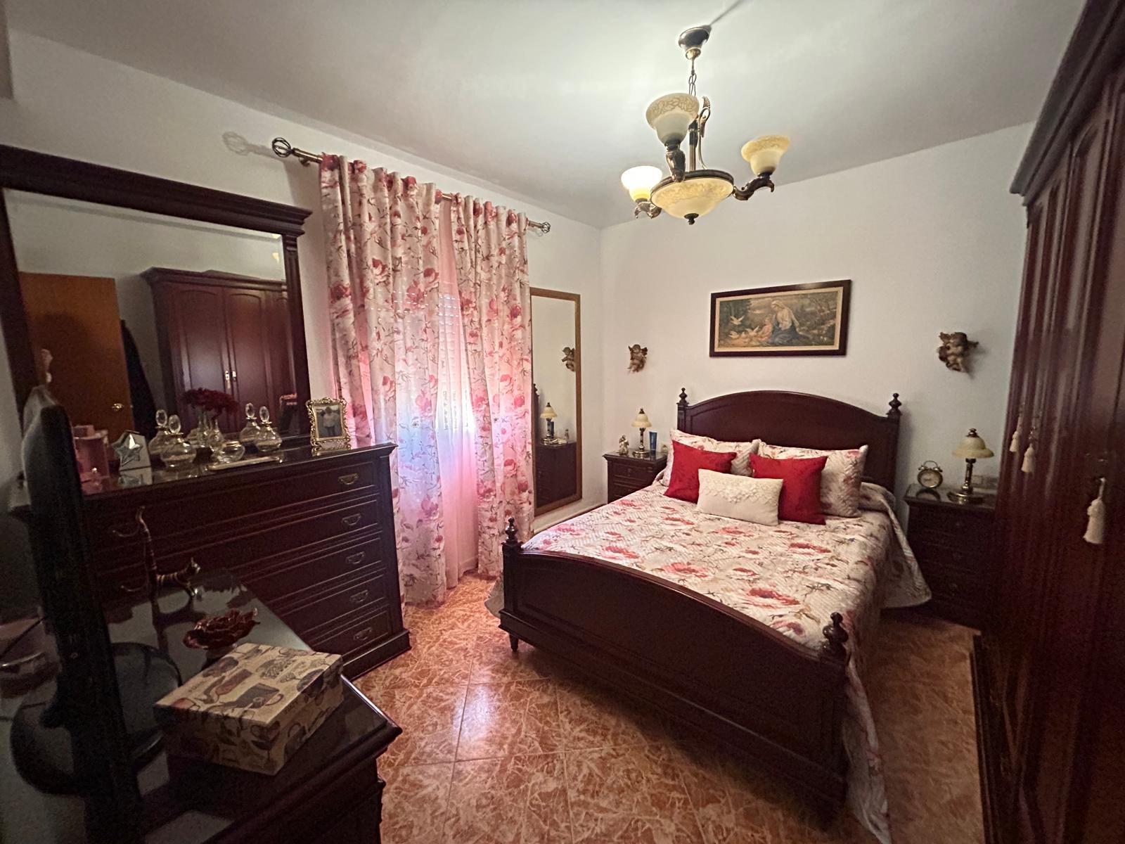 ¡CASA PARA ENTRAR A VIVIR CON TERRENO DE 1800M2!