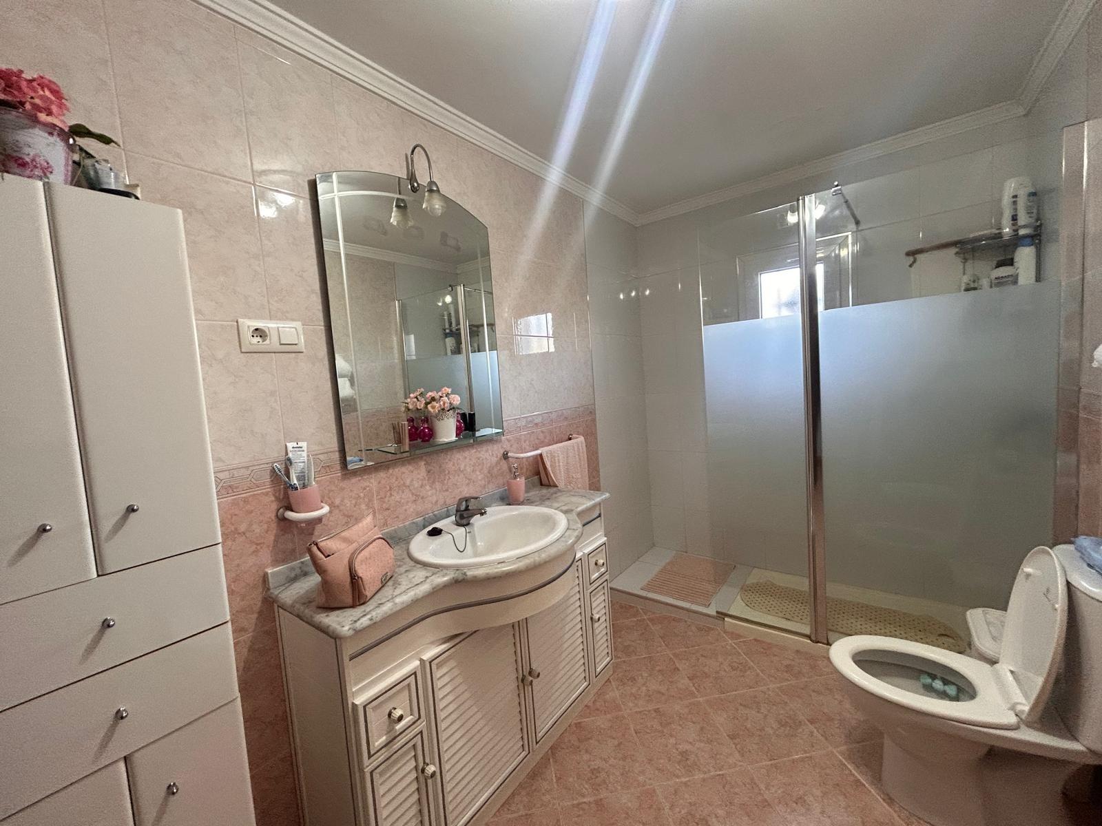 ¡CASA PARA ENTRAR A VIVIR CON TERRENO DE 1800M2!