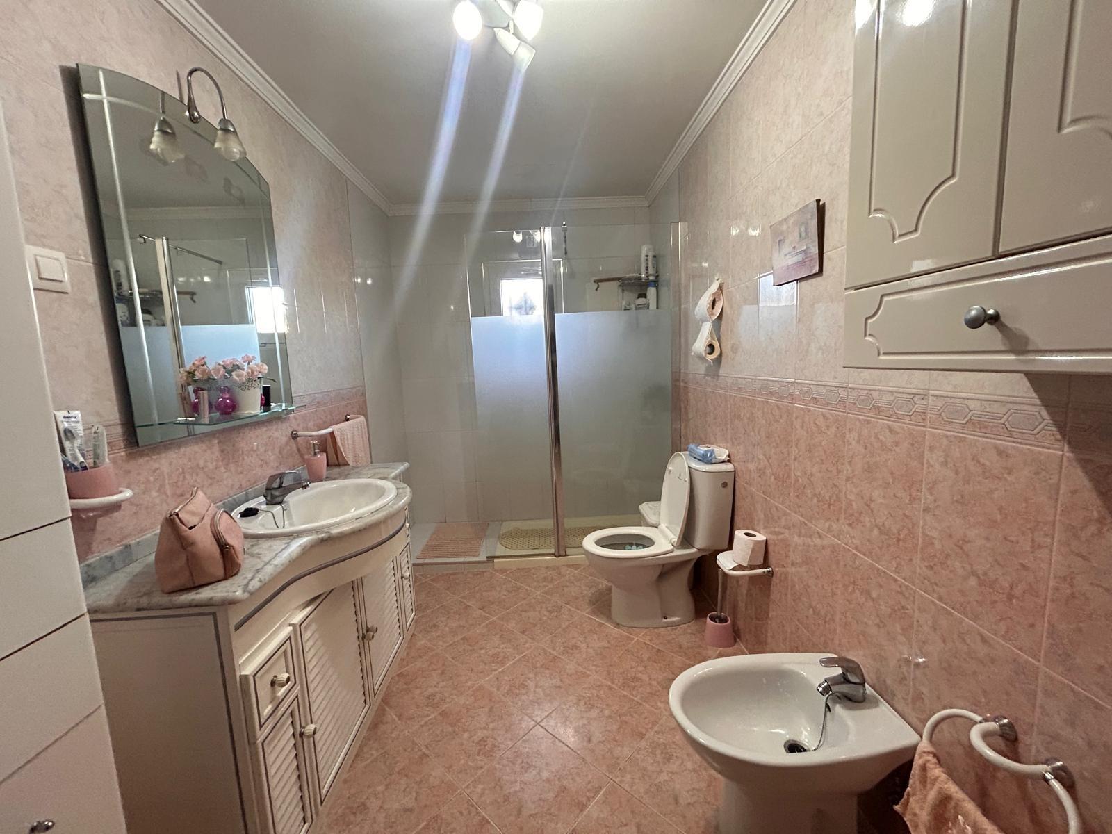 ¡CASA PARA ENTRAR A VIVIR CON TERRENO DE 1800M2!