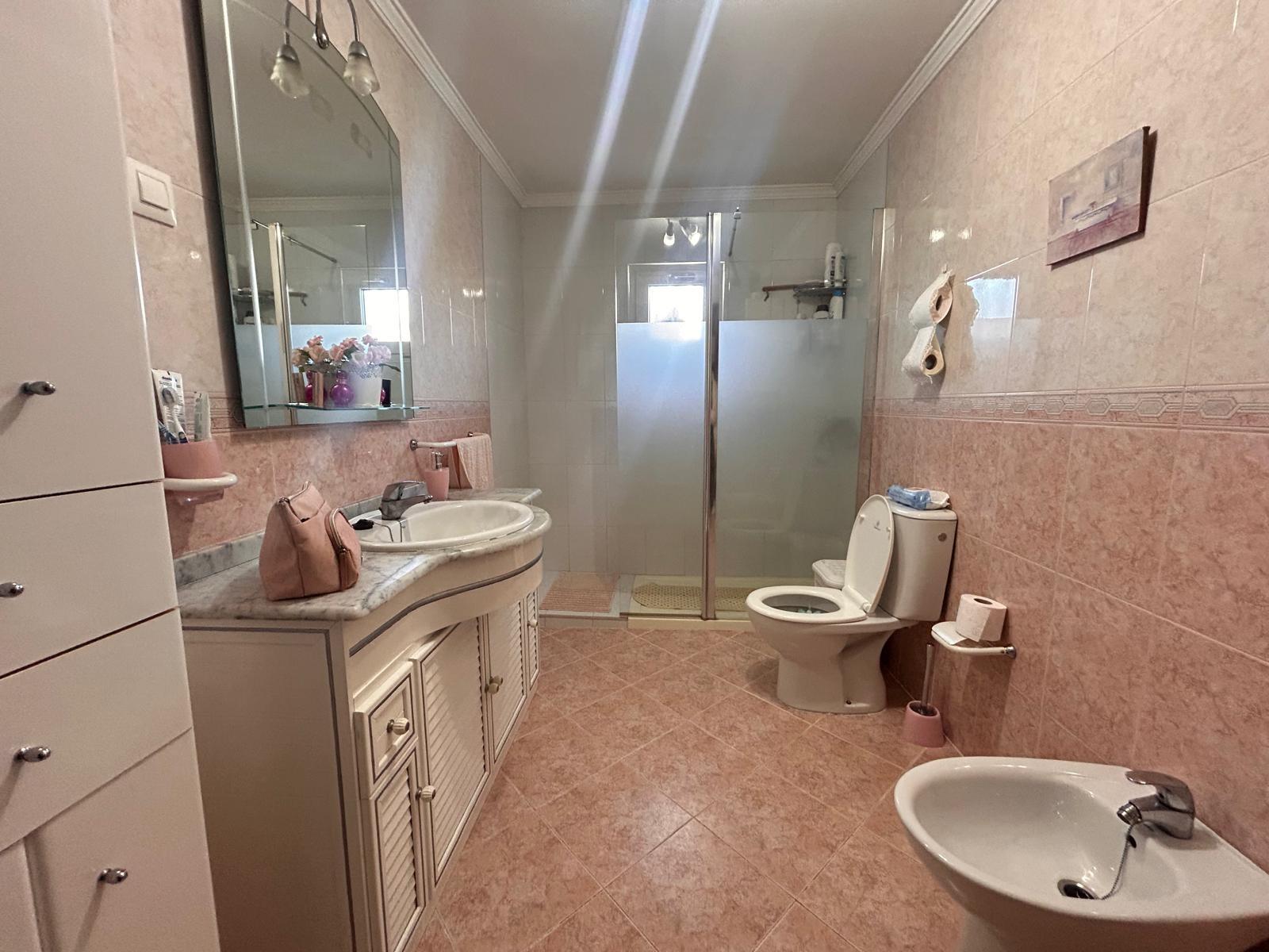 ¡CASA PARA ENTRAR A VIVIR CON TERRENO DE 1800M2!