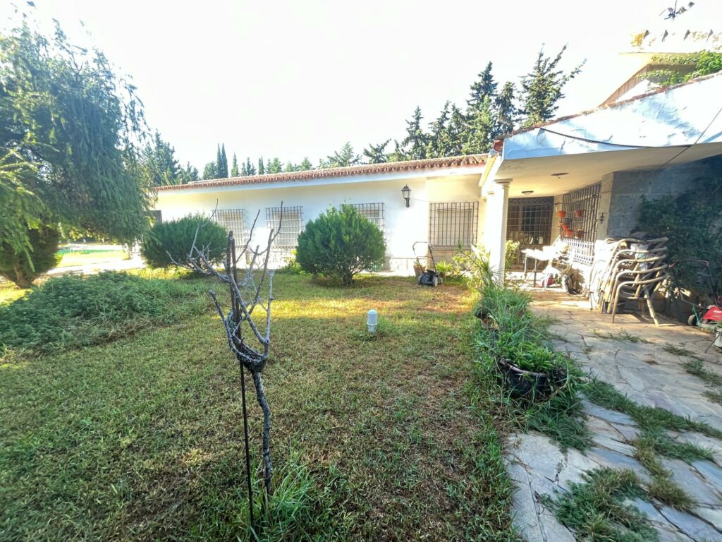 FINCA URBANA DE 2600 METROS CON GRAN CHALET , DOS  VIVIENDAS,  TRASTERO Y PISCINA