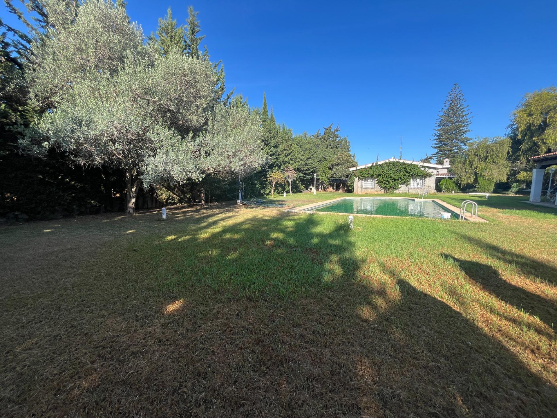 FINCA URBANA DE 2600 METROS CON GRAN CHALET , DOS  VIVIENDAS,  TRASTERO Y PISCINA