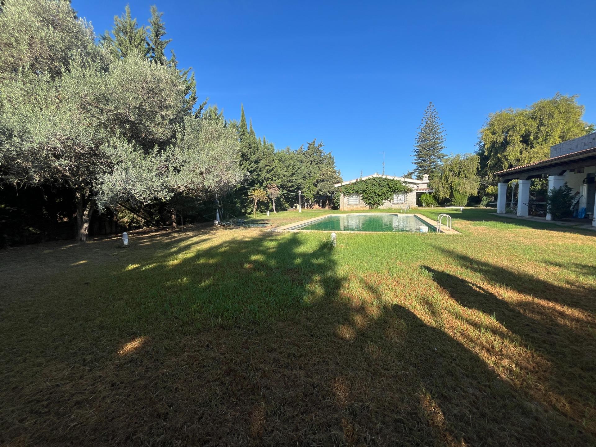 FINCA URBANA DE 2600 METROS CON GRAN CHALET , DOS  VIVIENDAS,  TRASTERO Y PISCINA