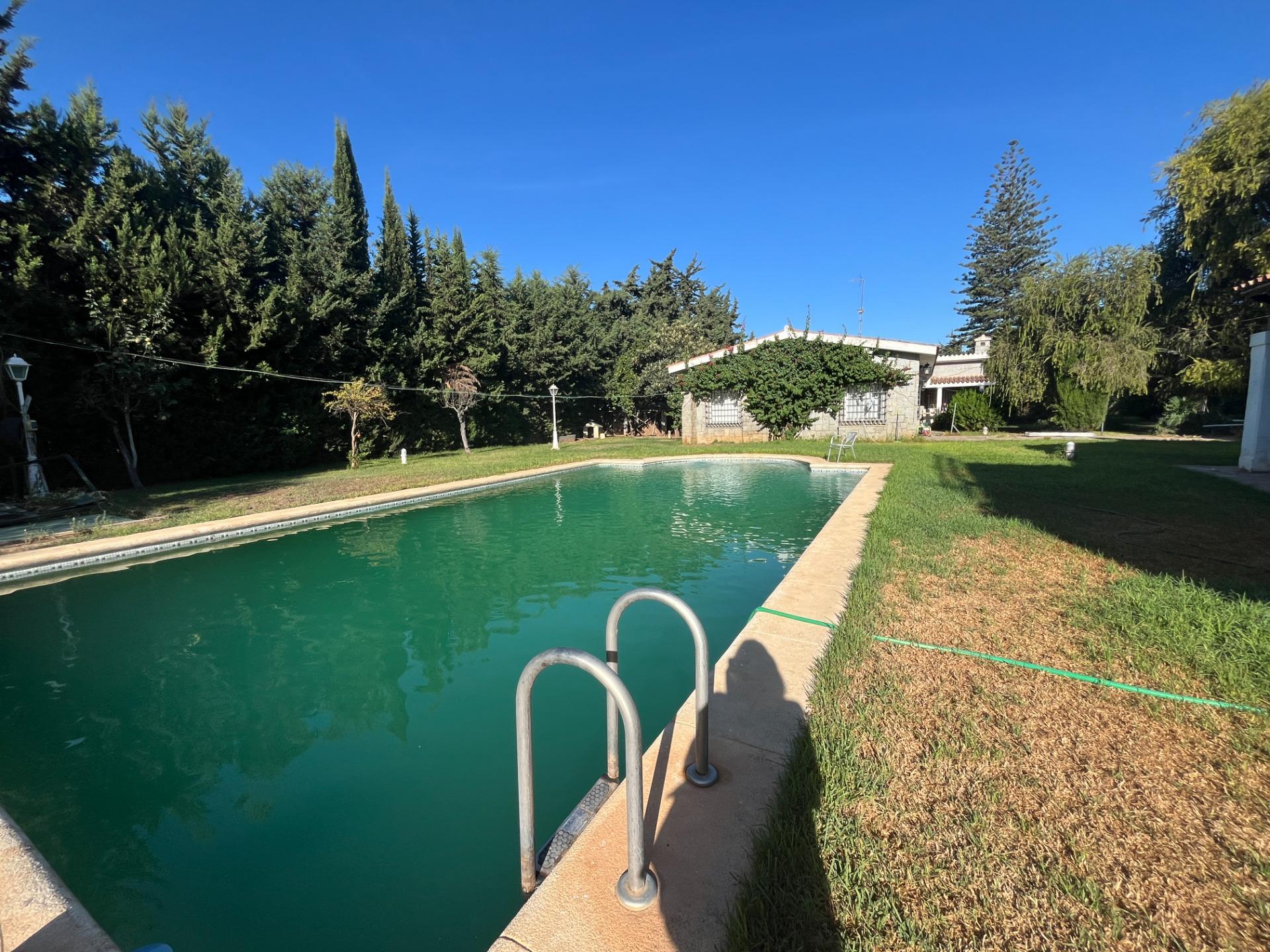 FINCA URBANA DE 2600 METROS CON GRAN CHALET , DOS  VIVIENDAS,  TRASTERO Y PISCINA