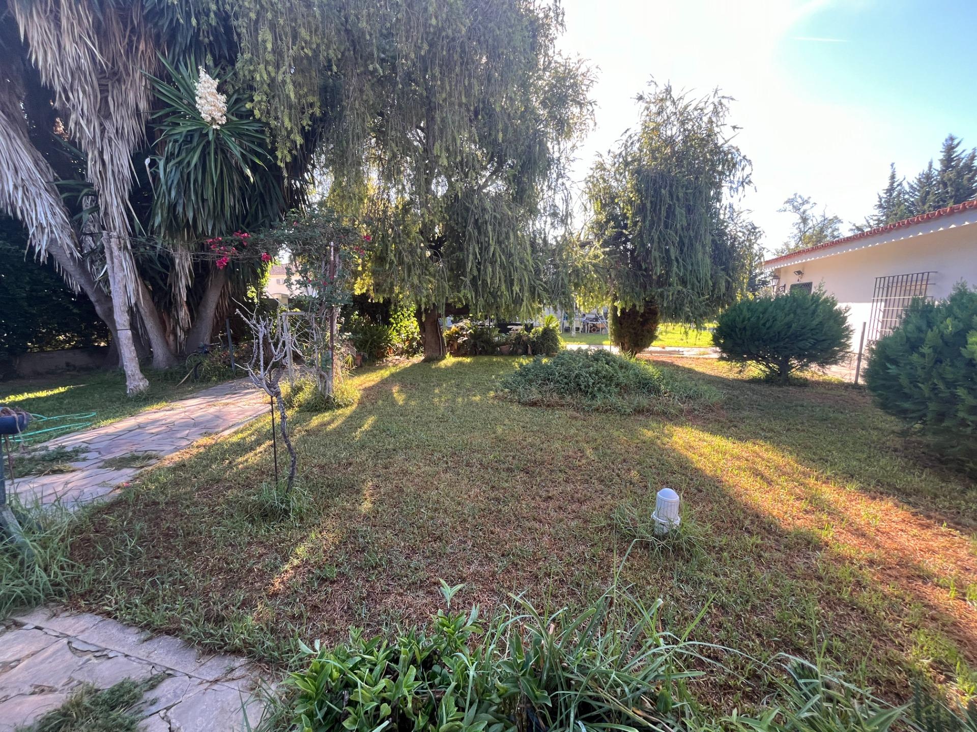 FINCA URBANA DE 2600 METROS CON GRAN CHALET , DOS  VIVIENDAS,  TRASTERO Y PISCINA