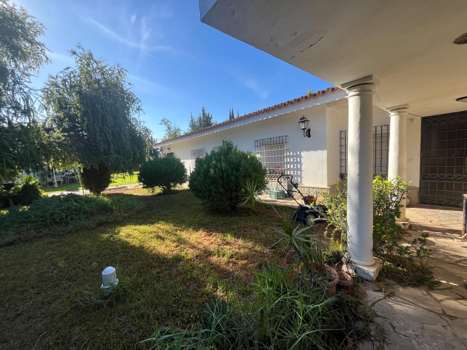 FINCA URBANA DE 2600 METROS CON GRAN CHALET , DOS  VIVIENDAS,  TRASTERO Y PISCINA