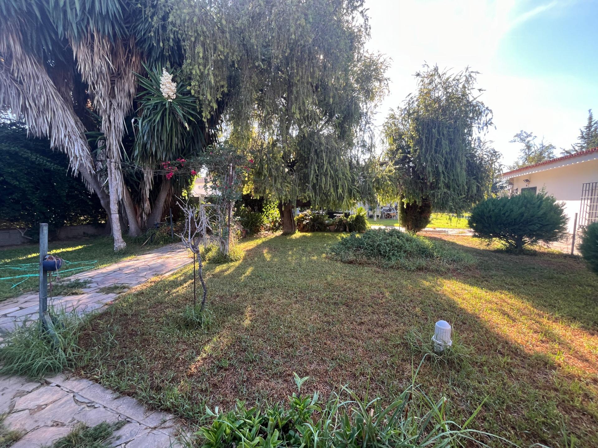 FINCA URBANA DE 2600 METROS CON GRAN CHALET , DOS  VIVIENDAS,  TRASTERO Y PISCINA