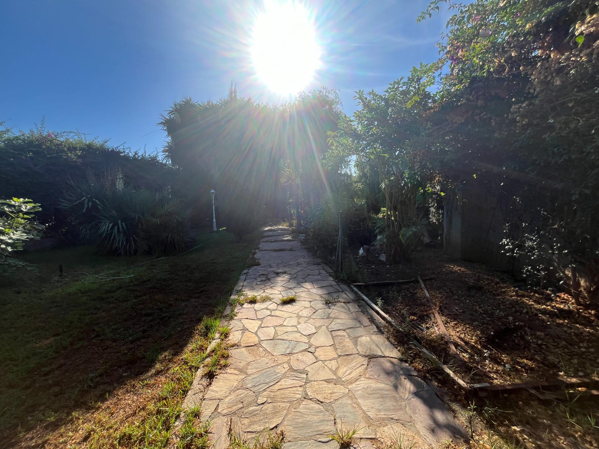 FINCA URBANA DE 2600 METROS CON GRAN CHALET , DOS  VIVIENDAS,  TRASTERO Y PISCINA