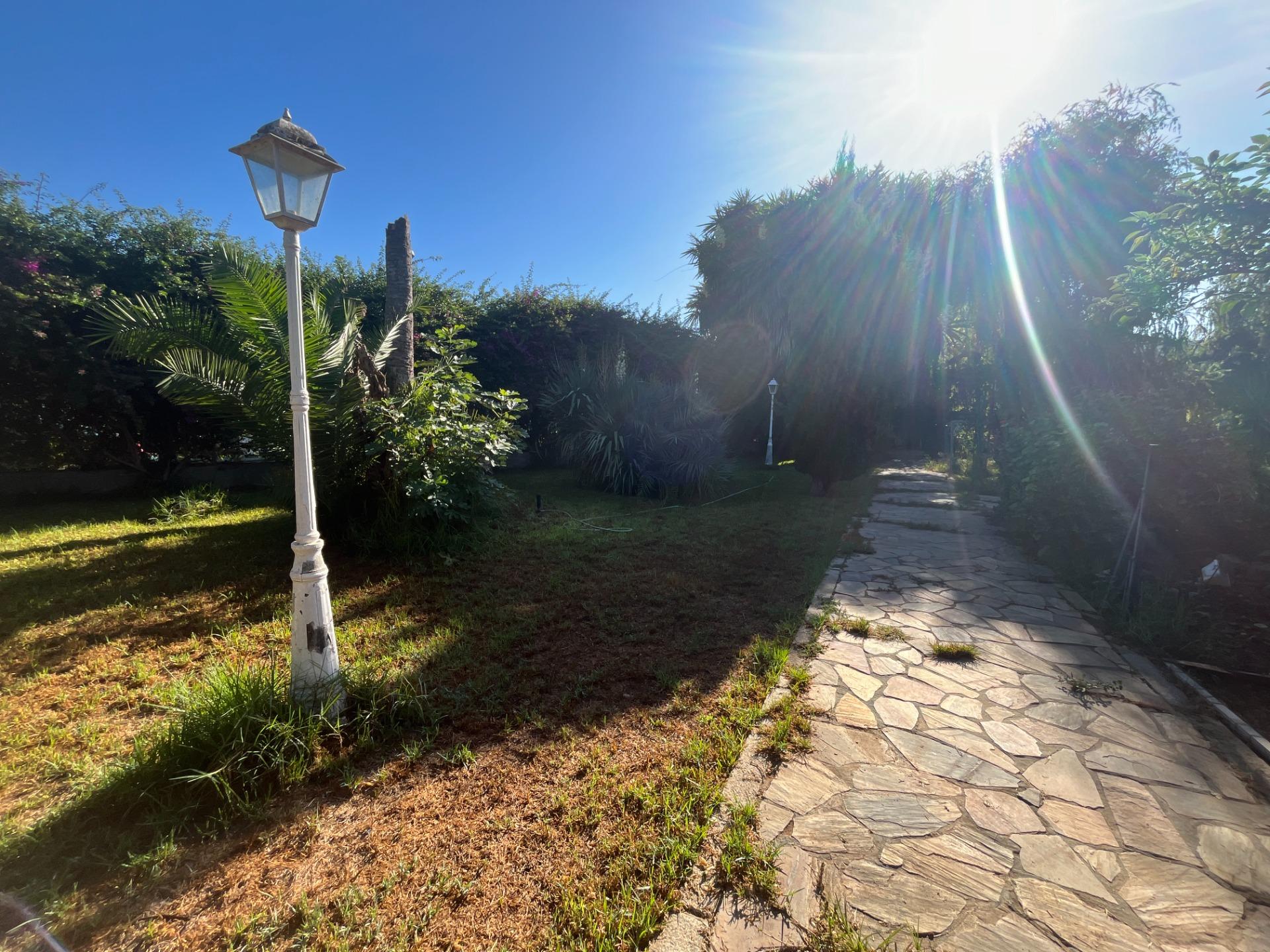 FINCA URBANA DE 2600 METROS CON GRAN CHALET , DOS  VIVIENDAS,  TRASTERO Y PISCINA