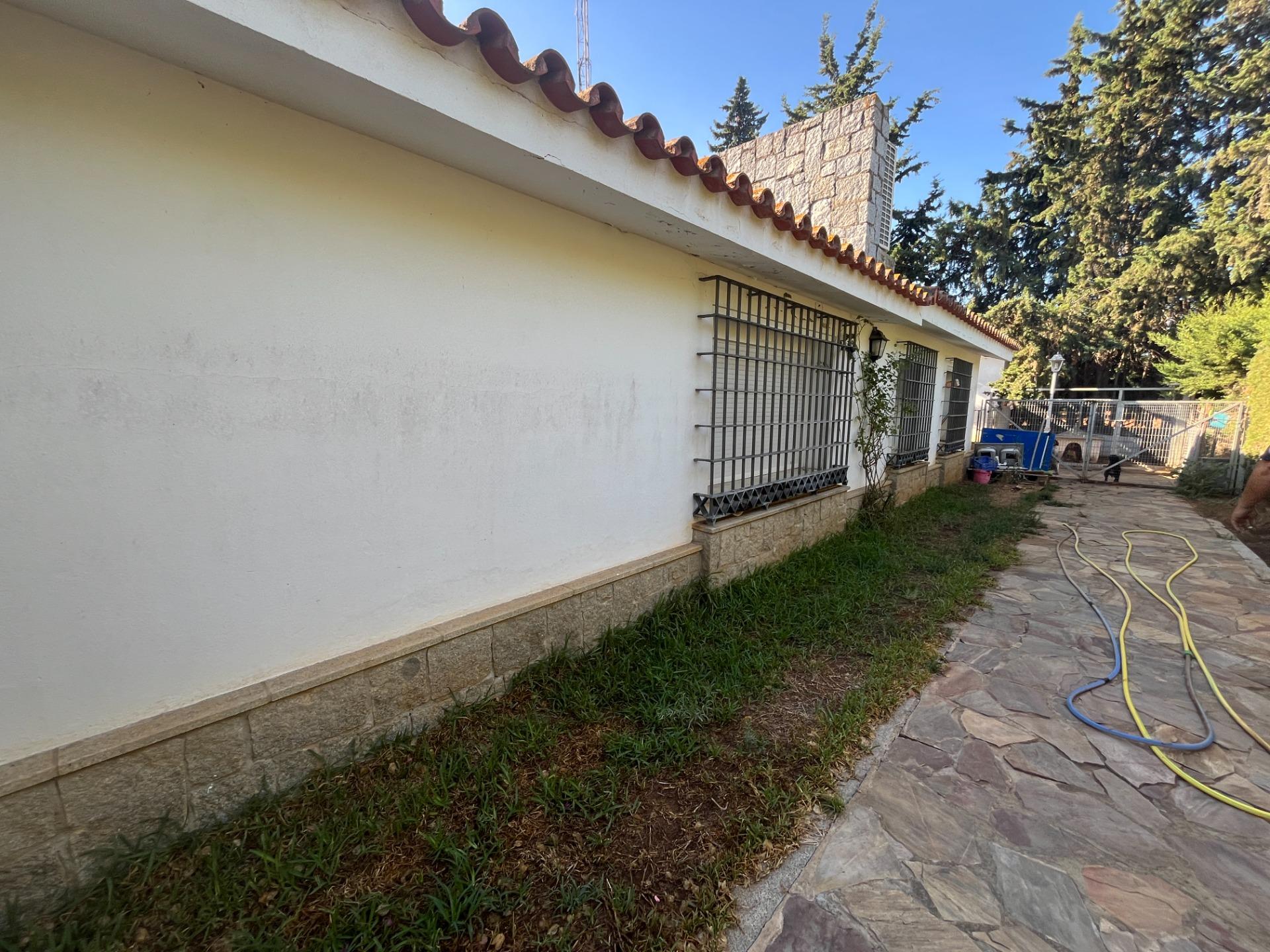 FINCA URBANA DE 2600 METROS CON GRAN CHALET , DOS  VIVIENDAS,  TRASTERO Y PISCINA