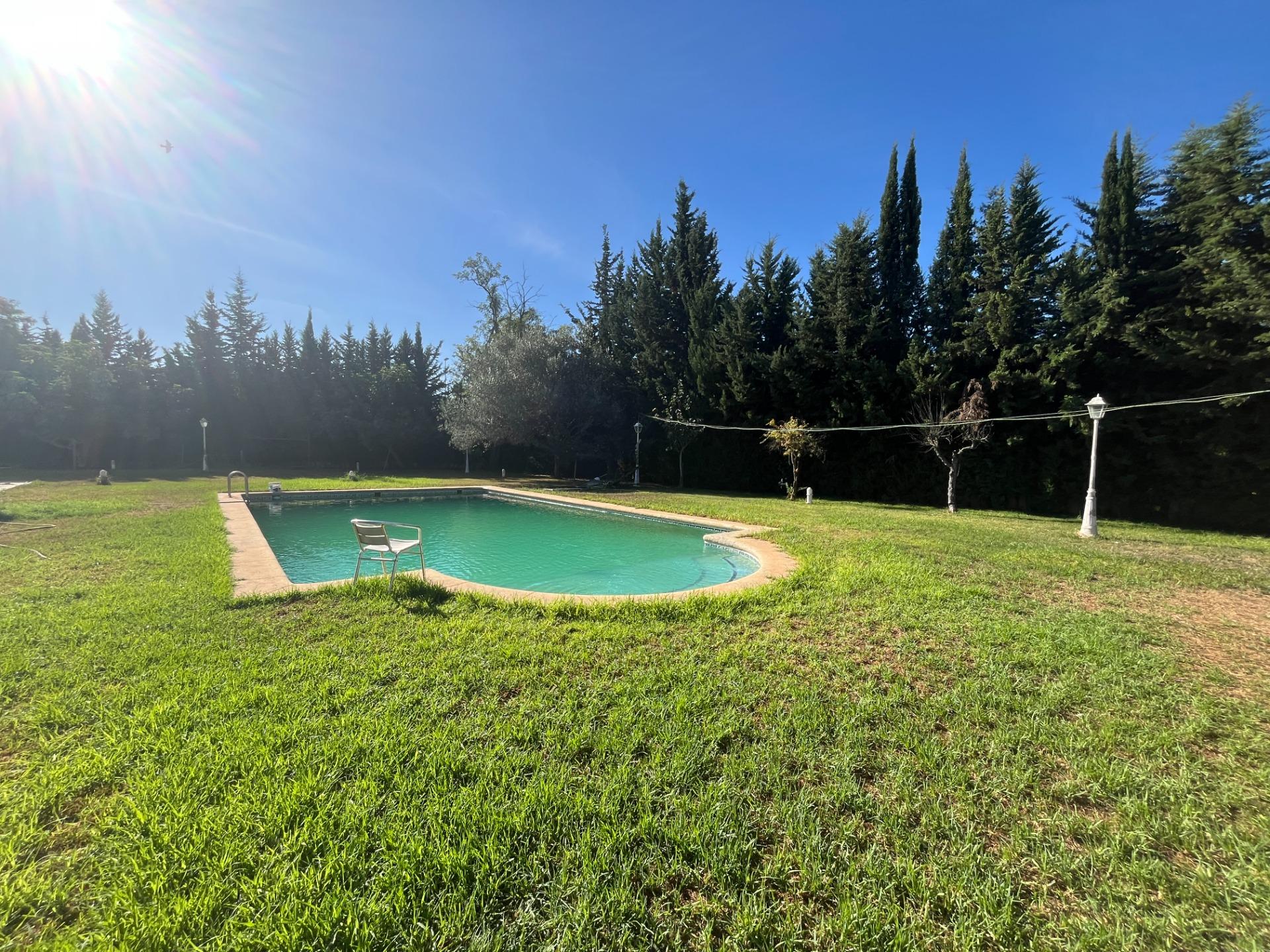 FINCA URBANA DE 2600 METROS CON GRAN CHALET , DOS  VIVIENDAS,  TRASTERO Y PISCINA