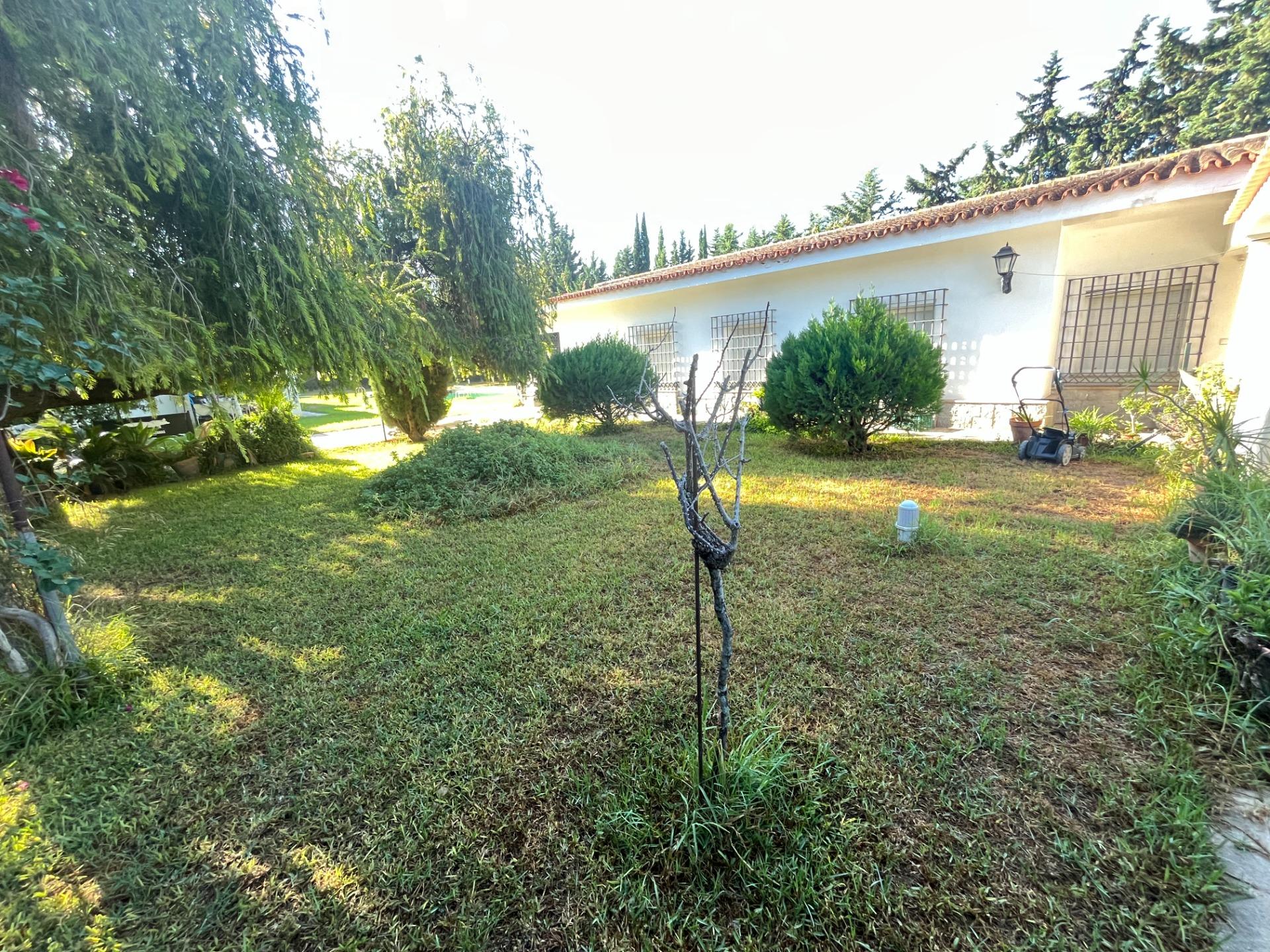 FINCA URBANA DE 2600 METROS CON GRAN CHALET , DOS  VIVIENDAS,  TRASTERO Y PISCINA