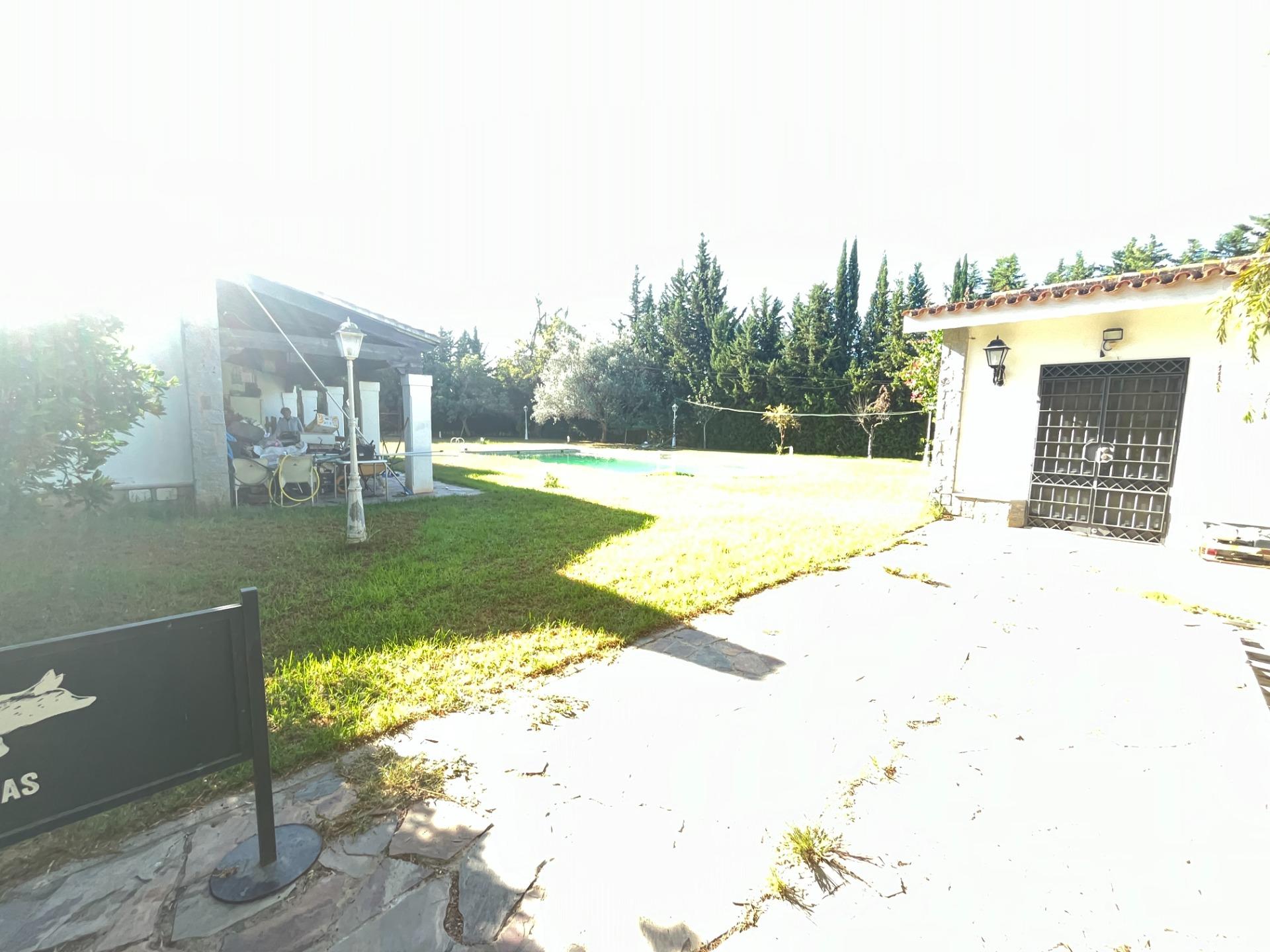 FINCA URBANA DE 2600 METROS CON GRAN CHALET , DOS  VIVIENDAS,  TRASTERO Y PISCINA