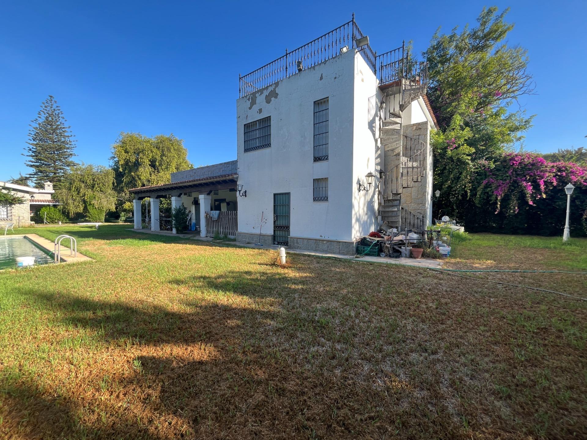 FINCA URBANA DE 2600 METROS CON GRAN CHALET , DOS  VIVIENDAS,  TRASTERO Y PISCINA