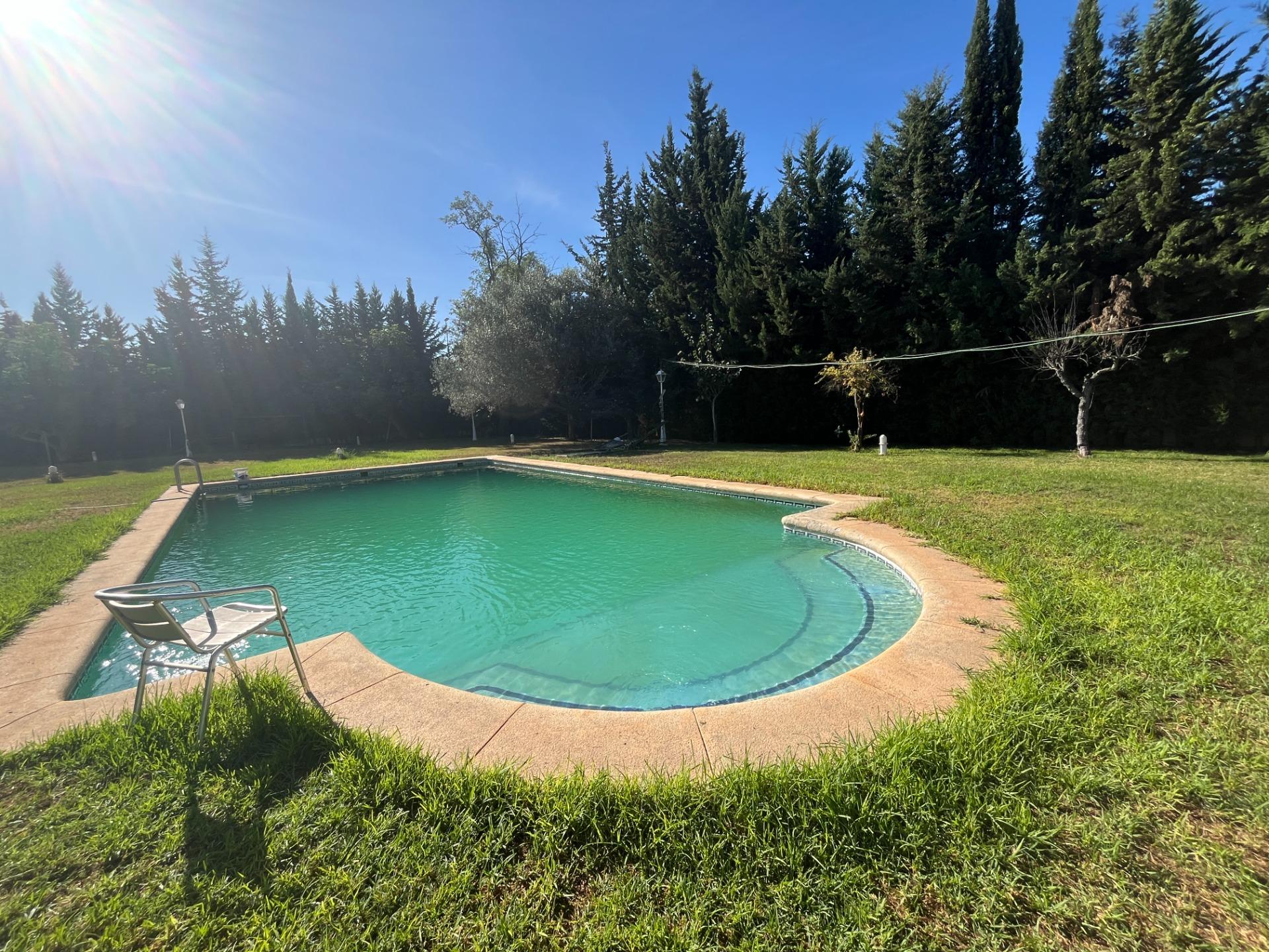 FINCA URBANA DE 2600 METROS CON GRAN CHALET , DOS  VIVIENDAS,  TRASTERO Y PISCINA