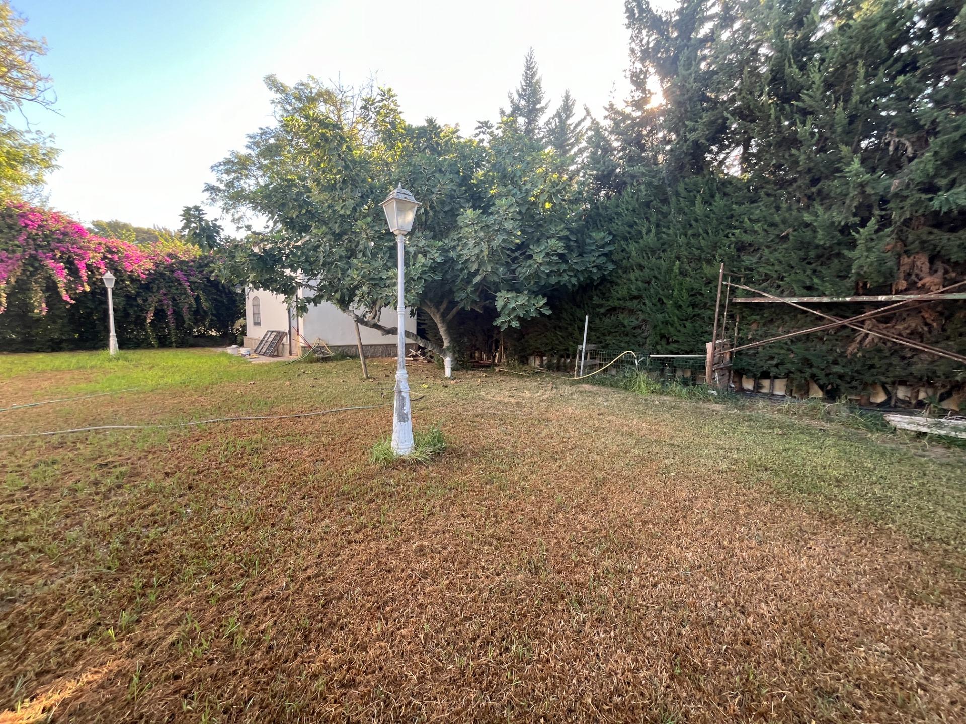 FINCA URBANA DE 2600 METROS CON GRAN CHALET , DOS  VIVIENDAS,  TRASTERO Y PISCINA