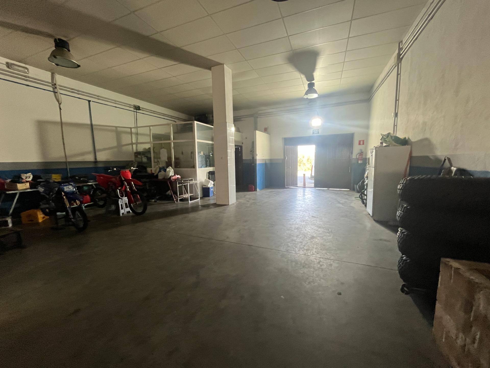 NAVE  INDUSTRIAL CON DOS NEGOCIOS