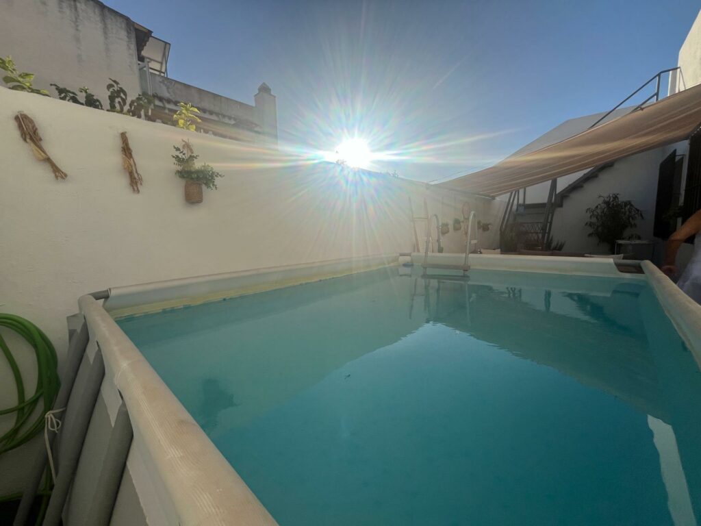 UNIFAMILIAR EN PLANTA BAJA CON TRES PATIOS, AZOTEA Y GARAJE LISTA PARA ENTRAR A VIVIR