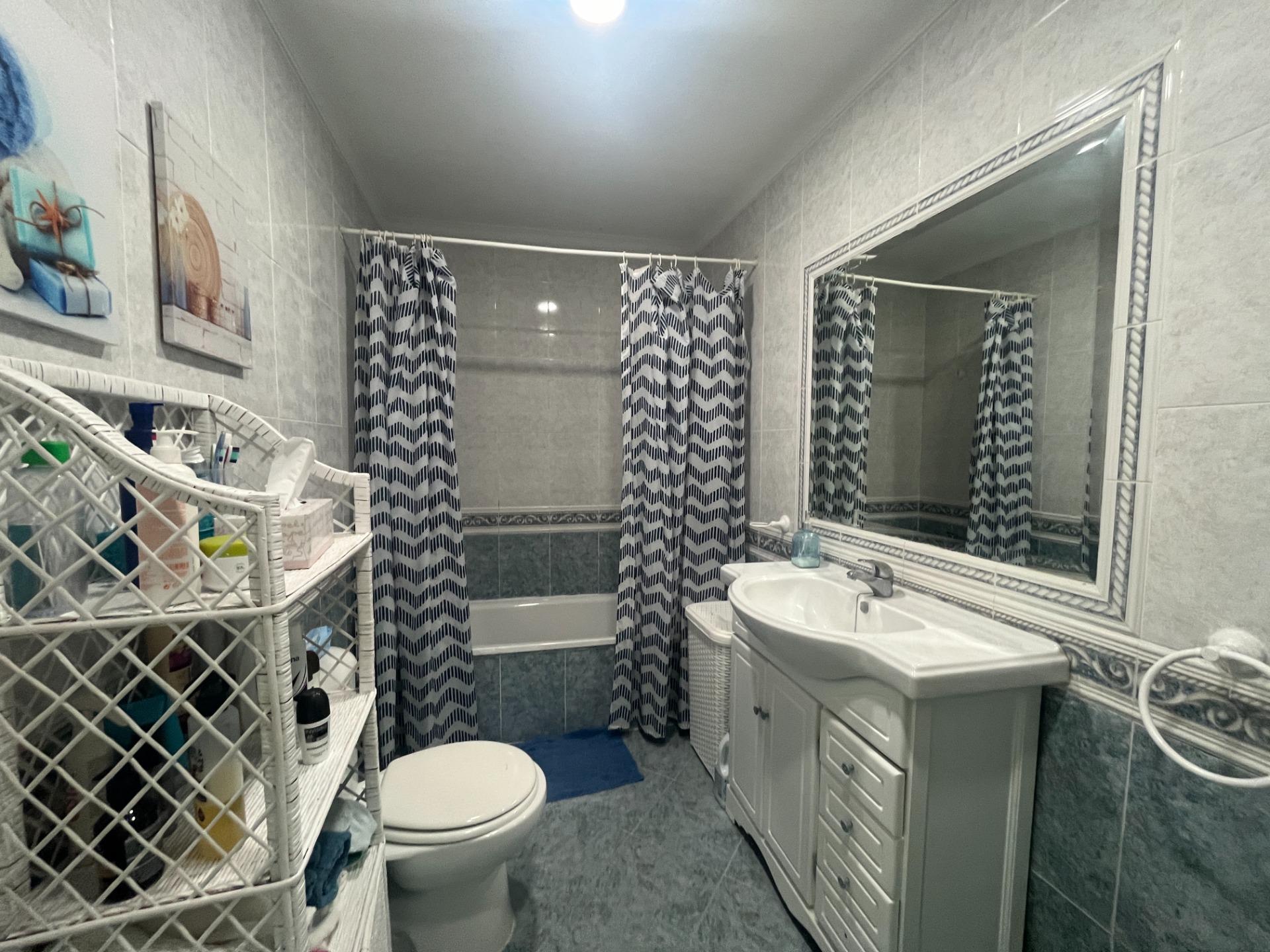 UNIFAMILIAR EN PLANTA BAJA CON TRES PATIOS, AZOTEA Y GARAJE LISTA PARA ENTRAR A VIVIR