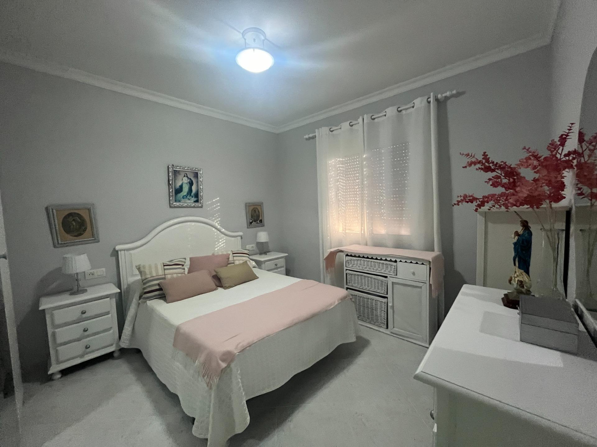 UNIFAMILIAR EN PLANTA BAJA CON TRES PATIOS, AZOTEA Y GARAJE LISTA PARA ENTRAR A VIVIR