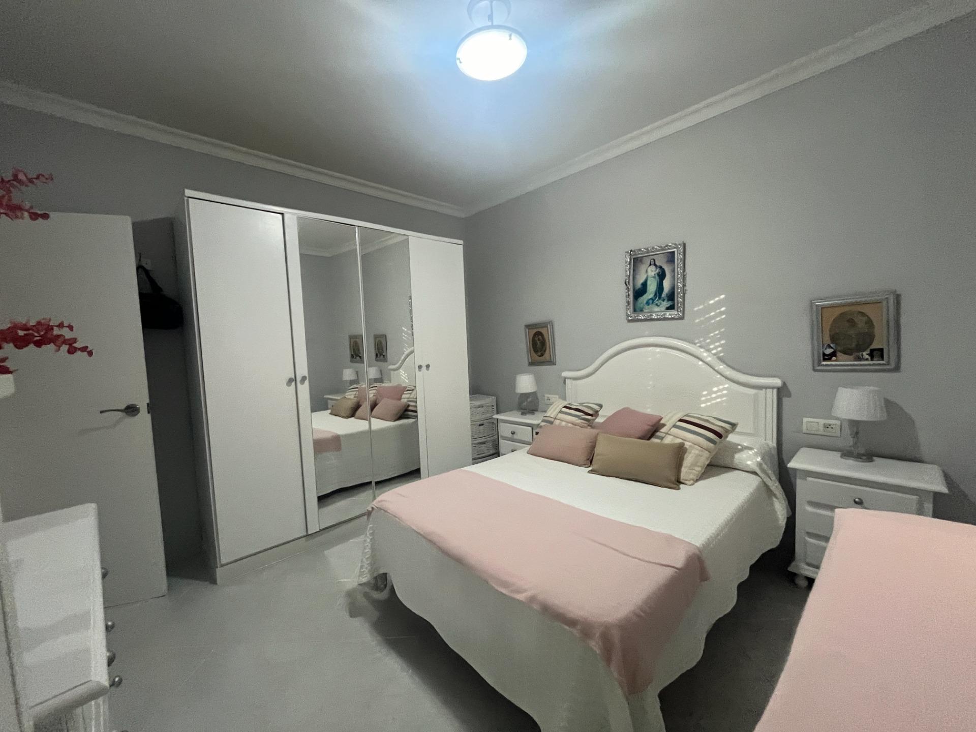 UNIFAMILIAR EN PLANTA BAJA CON TRES PATIOS, AZOTEA Y GARAJE LISTA PARA ENTRAR A VIVIR