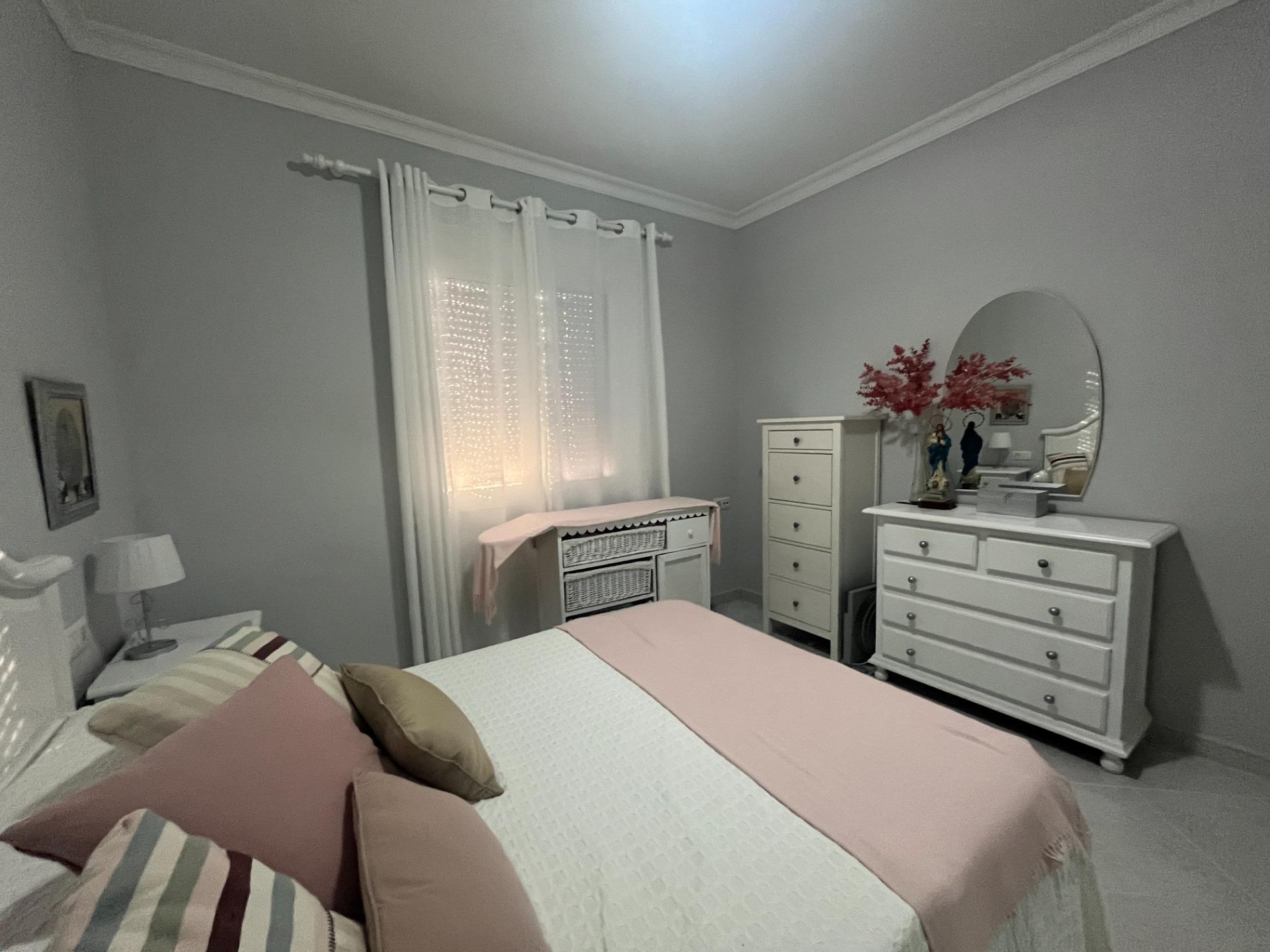 UNIFAMILIAR EN PLANTA BAJA CON TRES PATIOS, AZOTEA Y GARAJE LISTA PARA ENTRAR A VIVIR