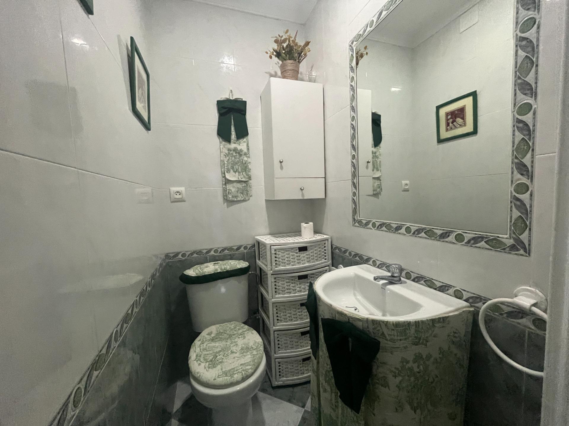 UNIFAMILIAR EN PLANTA BAJA CON TRES PATIOS, AZOTEA Y GARAJE LISTA PARA ENTRAR A VIVIR