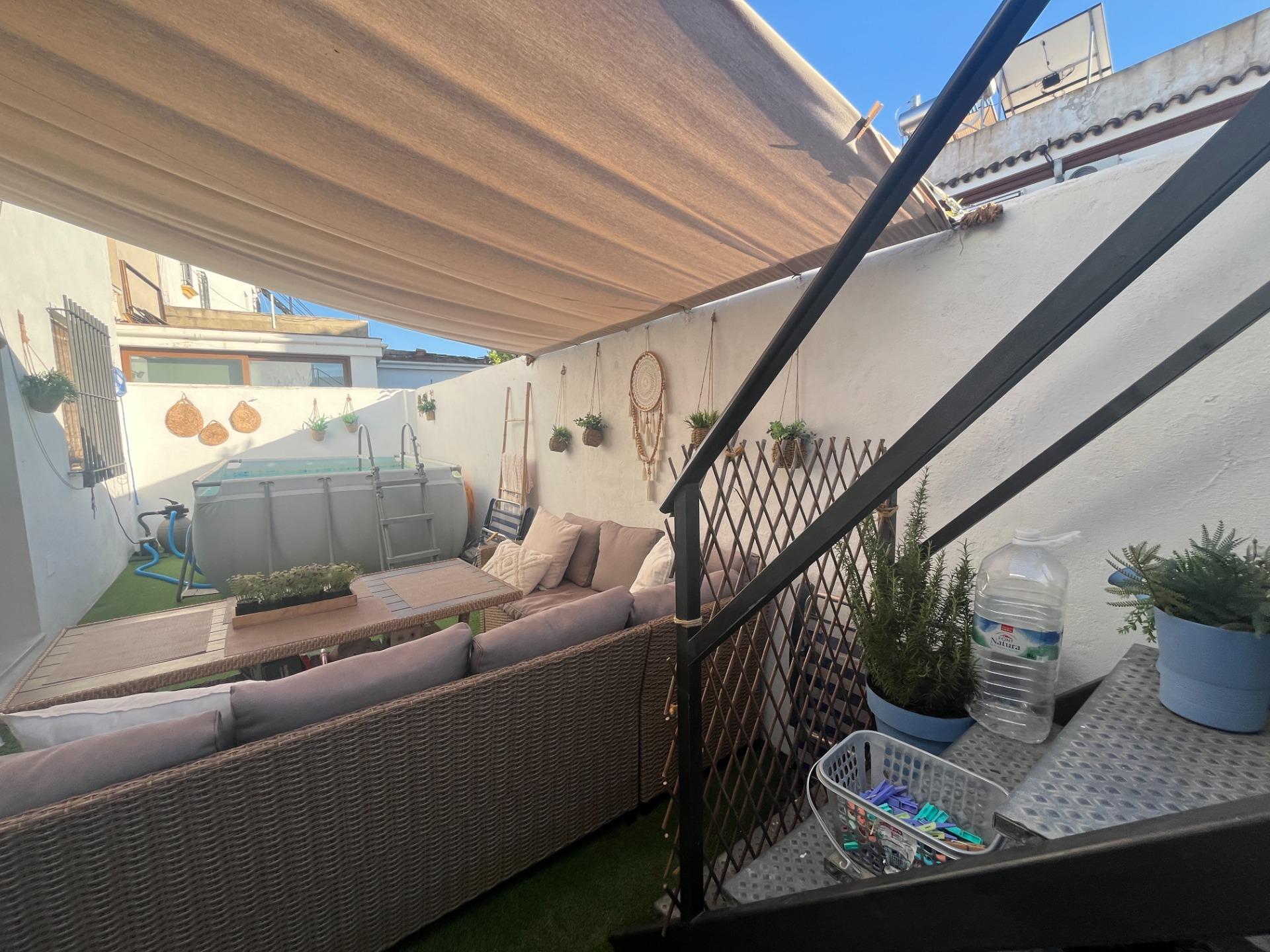 UNIFAMILIAR EN PLANTA BAJA CON TRES PATIOS, AZOTEA Y GARAJE LISTA PARA ENTRAR A VIVIR
