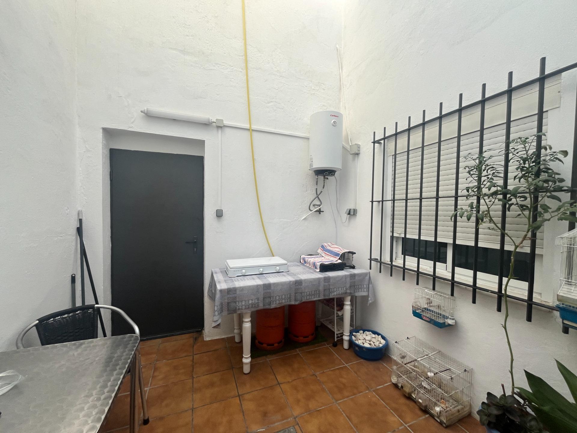UNIFAMILIAR EN PLANTA BAJA CON TRES PATIOS, AZOTEA Y GARAJE LISTA PARA ENTRAR A VIVIR